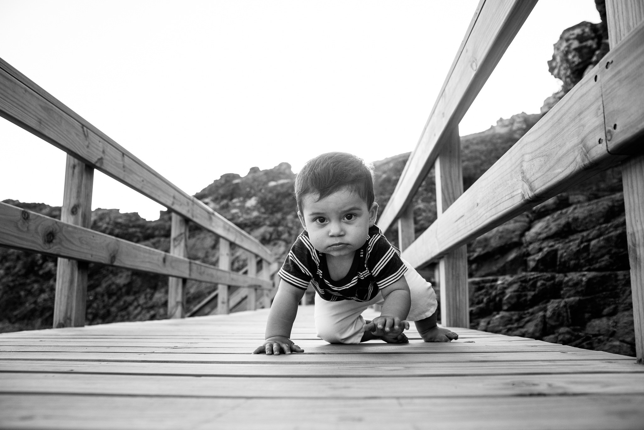 Facu gateando por un puente de madera, en blanco y negro