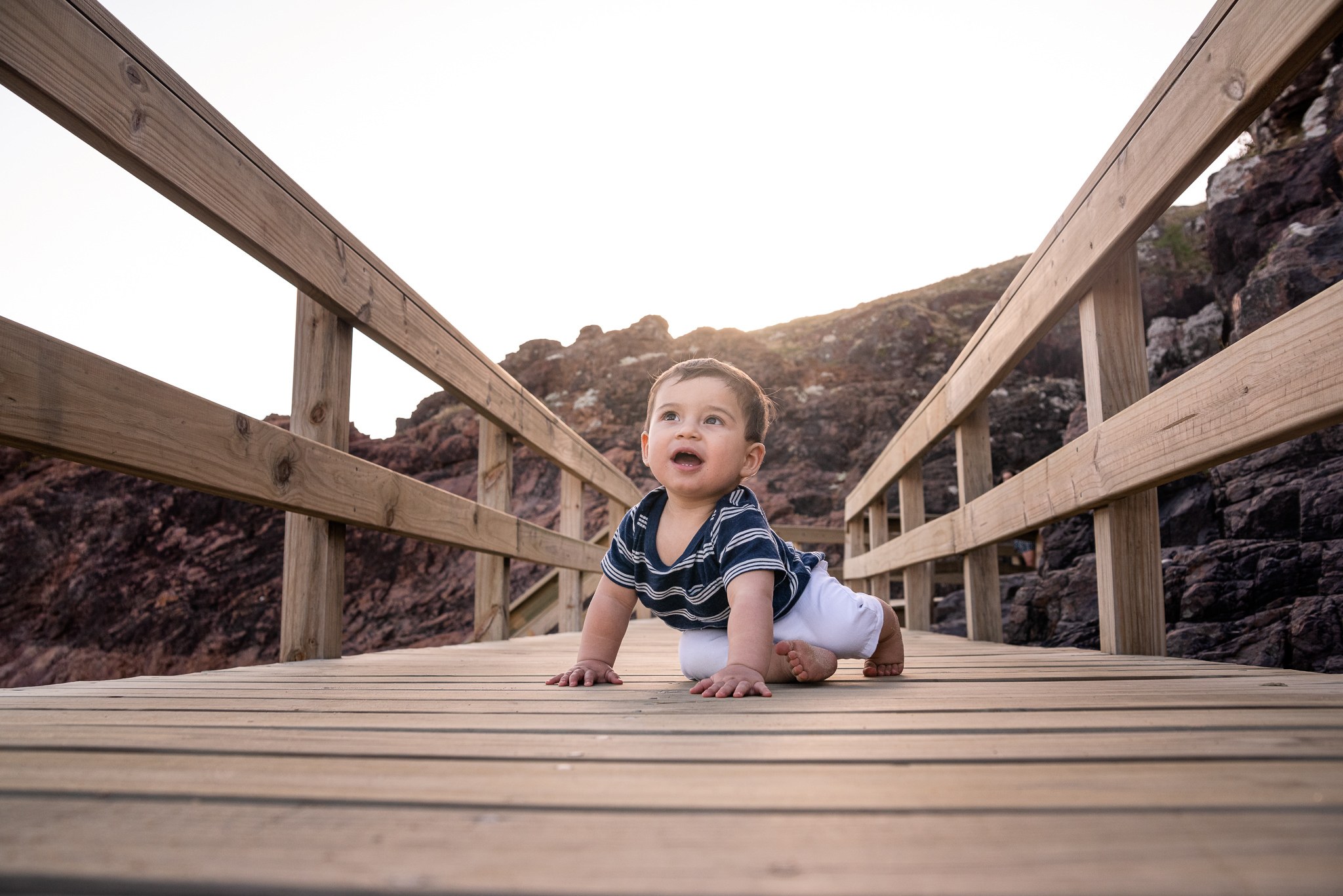 Facu gateando por el puente de madera junto a las rocas