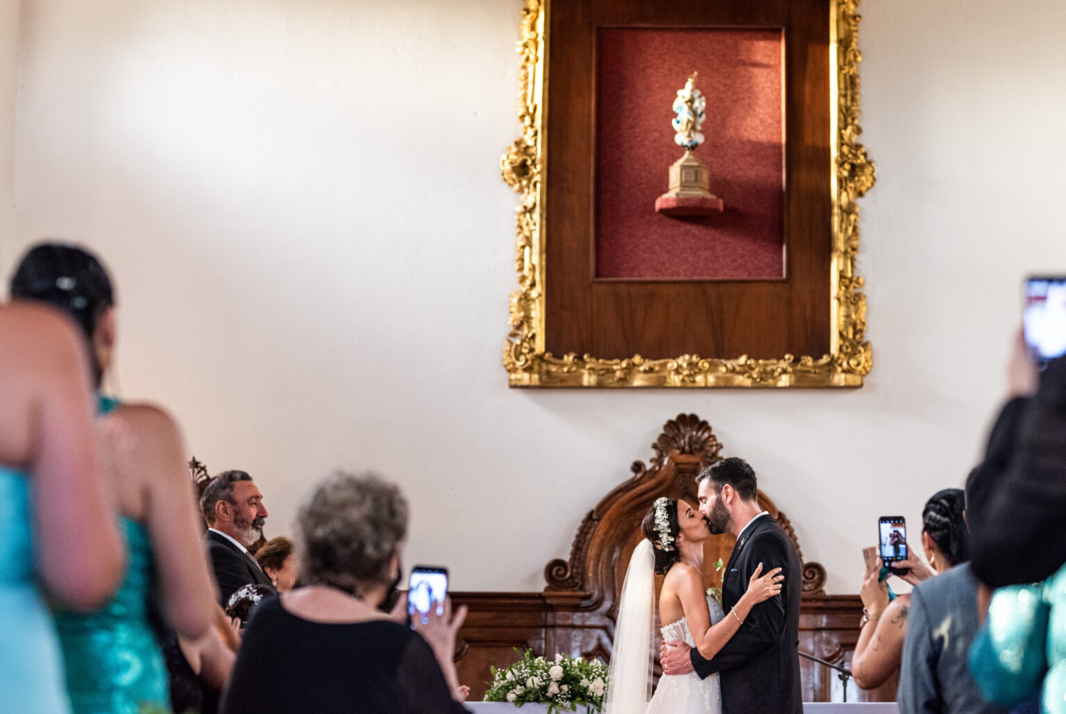 Beso de los novios en el altar de la iglesia