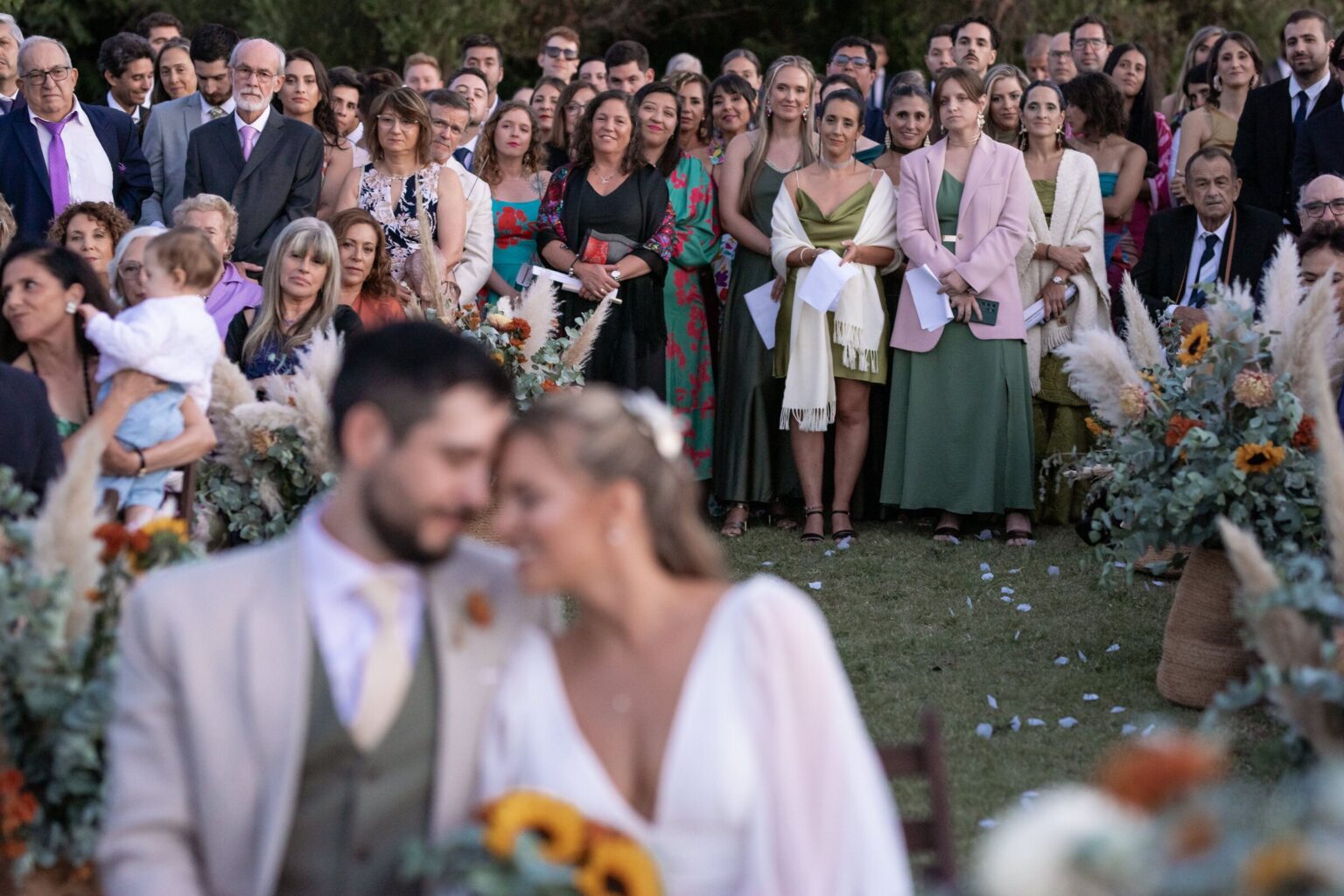 Los novios en la ceremonia al aire libre