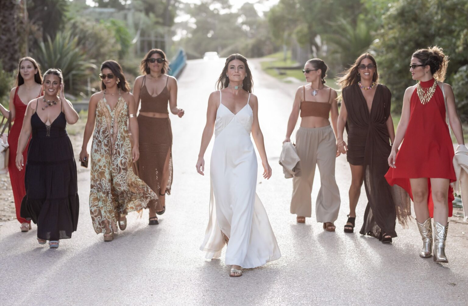 La novia caminando con sus amigas