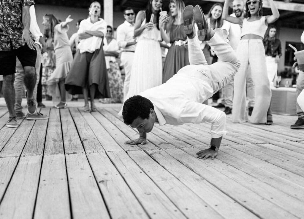 Un invitado haciendo breakdance en la fiesta, en blanco y negro