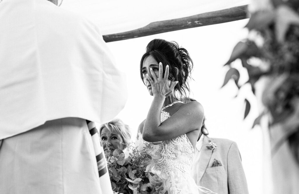 La novia emocionada en la ceremonia, en blanco y negro