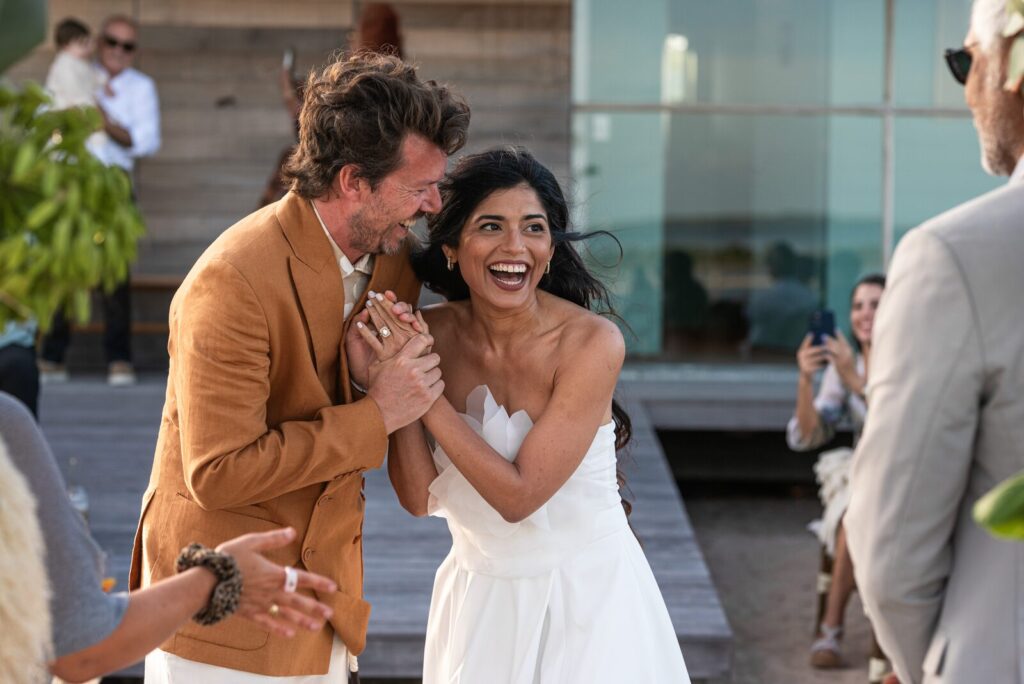 Los novios abrazados y riéndose